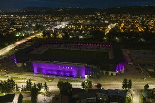 Test iluminacji elewacji stadionu w Nowym Sączu 