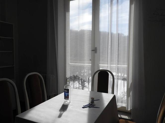 Pusta flaszka na stole, komputery i dziecięce zabawki w pokojach. Tajemniczy hotel na granicy polsko-czeskiej [ZDJĘCIA]