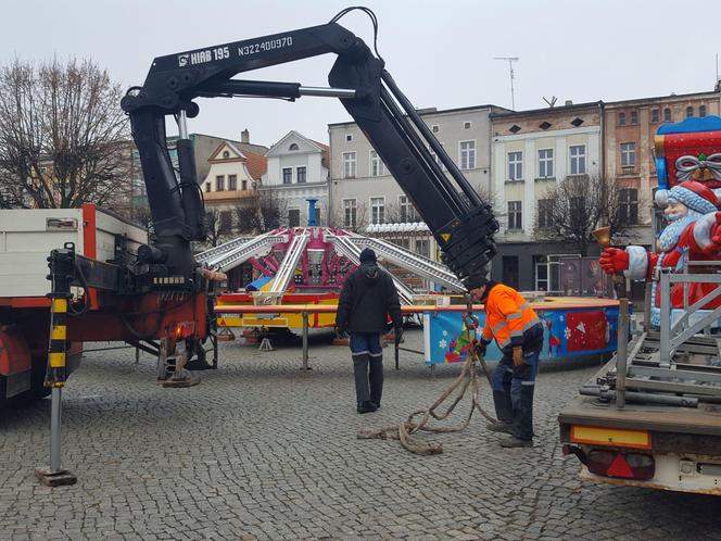 ​Na Rynku w Lesznie montowana jest karuzela. To świąteczna atrakcja dla dzieci i nie tylko