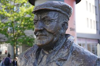 Pomnik Starego Marycha na ulicy Półwiejskiej 