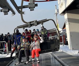 Na nartach podjadała mężowi frytki