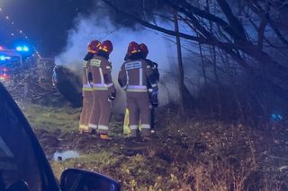 Pożar i dachowanie w Wawrze. Dramatyczny wypadek na ul. Bronisława Czecha