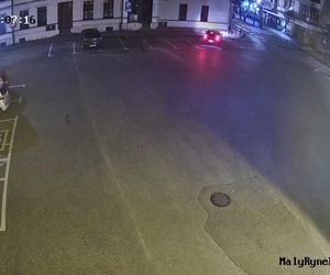 Brodnica: 19-latka z BMW uderzyła w budynek. Policja pokazała materiał z ulicy Mały Rynek