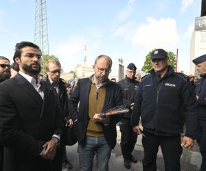 Komornicy na Modlińskiej. Nerwowe starcie przy hali na Białołęce. Ostry konflikt kupców z zarządcą hali