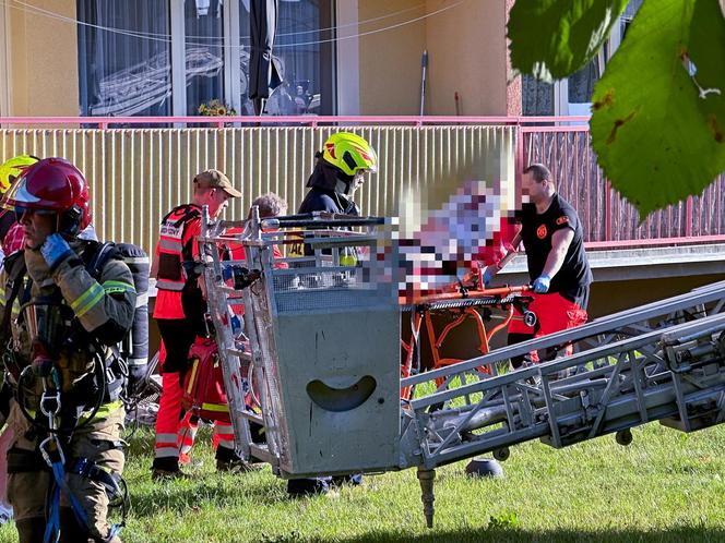 Pożar w bloku. Uwięziony staruszek czekał na pomoc z doniczką na głowie. 