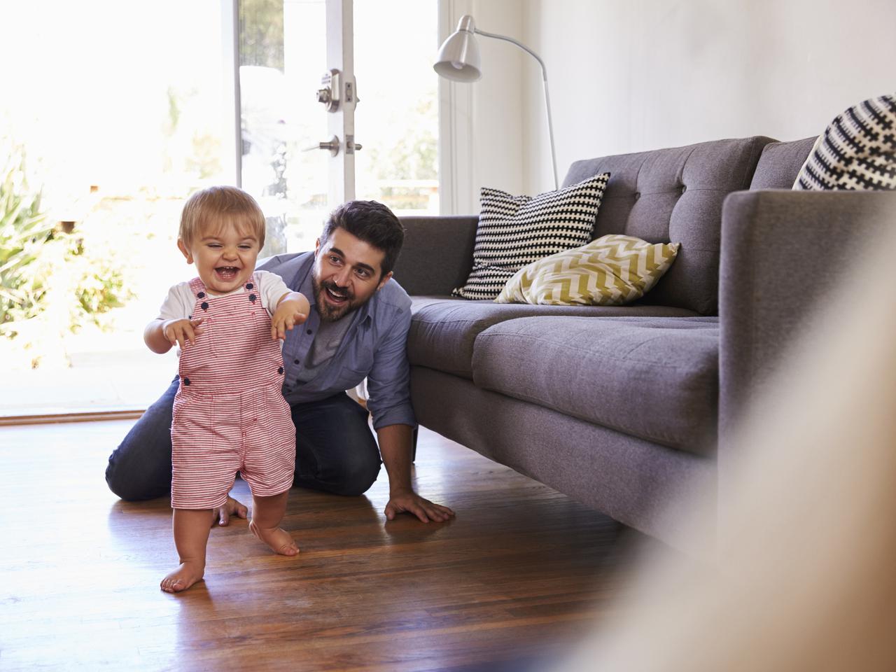 Czy dziecko powinno się uczyć chodzić w butach, czy boso?