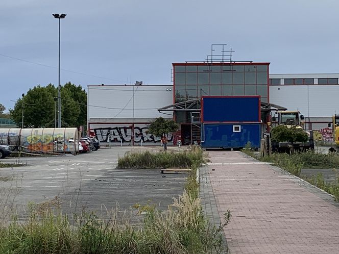 W Dąbrowie Górniczej wyburzają hipermarket Auchan. Powstanie nowy park handlowy