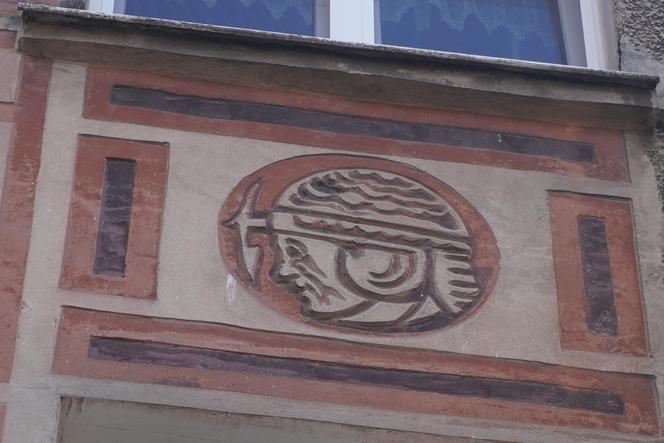 Sgraffito w Białymstoku. Zabytkowe pra-murale rodem z PRL-u