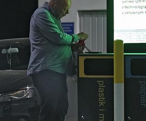 Wojciech Kowalczyk na stacji benzynowej [PAPARAZZI]