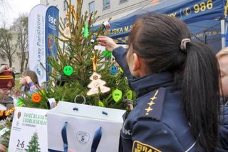 Świąteczne prezenty od miasta dla warszawiaków. Znajdziesz je na choinkach 