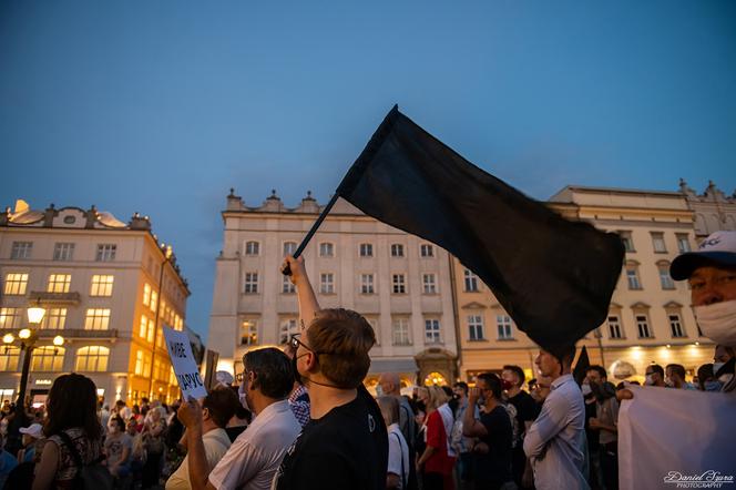 Manifestacja Białorusinów na rynku w Krakowie. "Precz z Łukaszenką!"