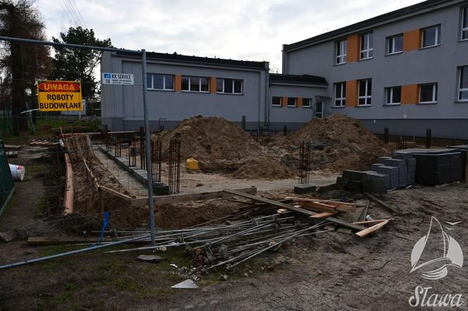Umowa podpisana, plac budowy przekazany. Zaczyna się przebudowa byłej szkoły w Sławie