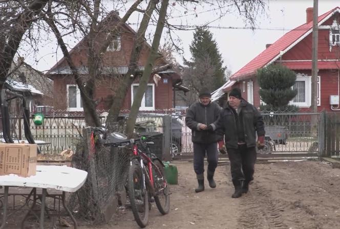 Rolnicy. Podlasie. Uszkodzone okno w domu Gienka i Andrzeja z Plutycz. Walek przybył na pomoc