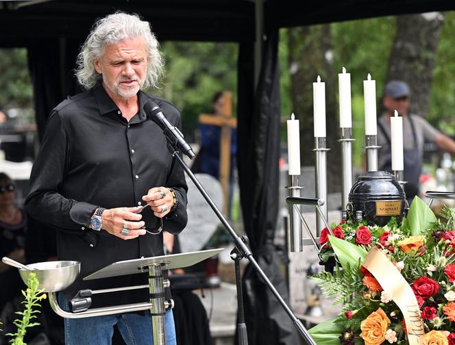 Smutny Andrzej Grabowski stanął nad grobem kolegi w Krakowie