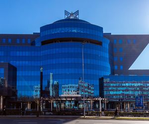 Biurowiec w kształcie czajnika stoi w Warszawie - zdjęcia. Zobacz, jak wygląda