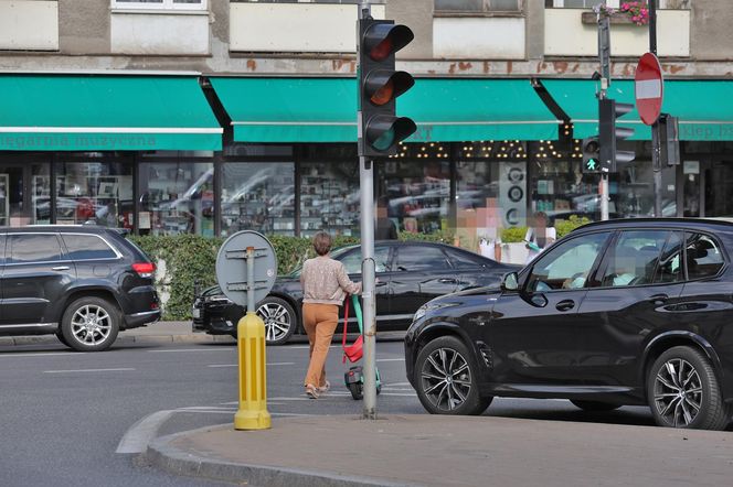 Monika Richardson pędzi na hulajnodze