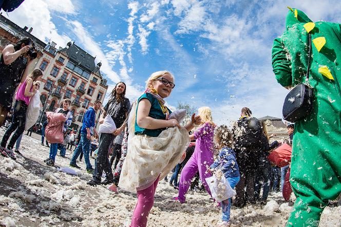 Nietypowa walka w centrum Krakowa: Zobacz zdjęcia z bitwy na poduszki! [AUDIO]