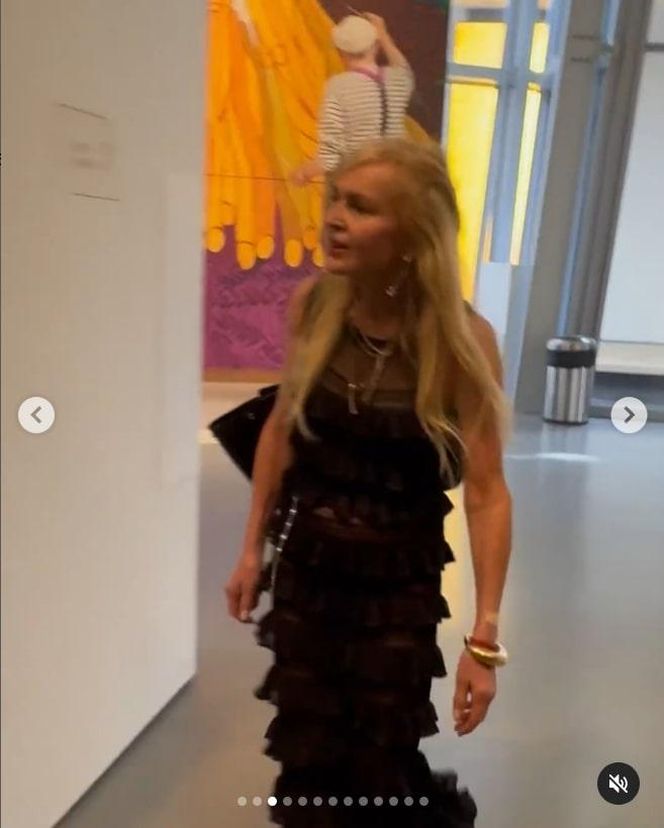 Monika Olejnik pręży biust w wydekoltowanej sukni. Co za sylwetka!