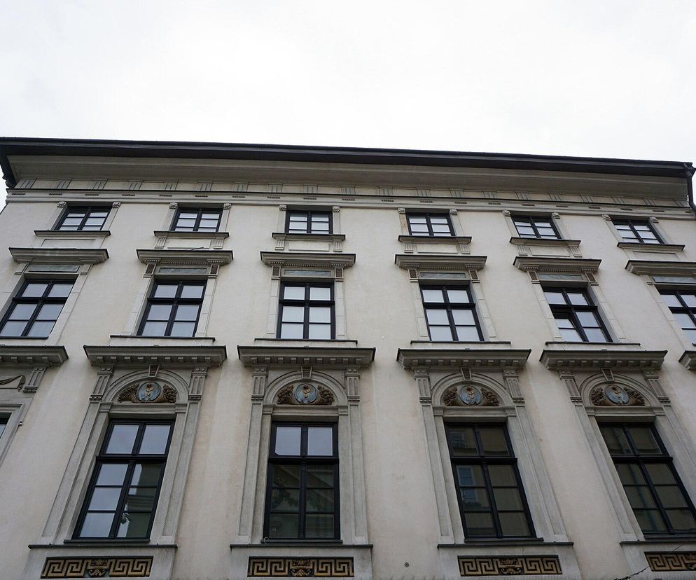 To jedna z najsłynniejszych kamienic w Krakowie. Znajduje się w niej hotel, w którym mieszkał car