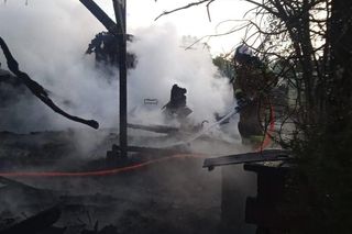 Dramat w domku letniskowym. Zanim przyjechali strażacy, gasili ogień własnymi mundurami