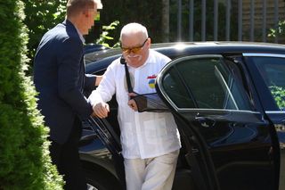 Lech Wałęsa z ręką na temblaku poszedł do kościoła. Na koszuli Matka Boska i flaga Ukrainy