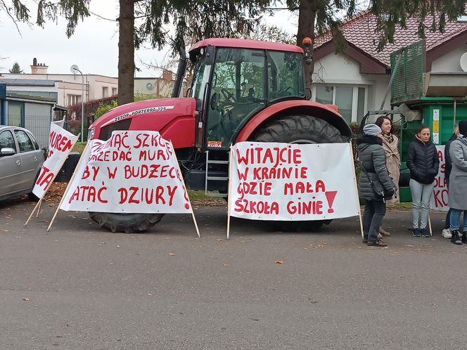 Protest pod Urzędem Gminy w Grucie