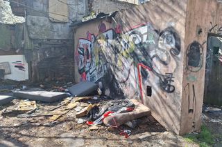 Łódź. Noworodek w torbie foliowej w pustostanie. Dziecko przebywa w szpitalu [ZDJĘCIA].