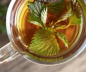 Zamień herbatę na napar z młodych pokrzyw. Ten napój to skarbnica cennych składników