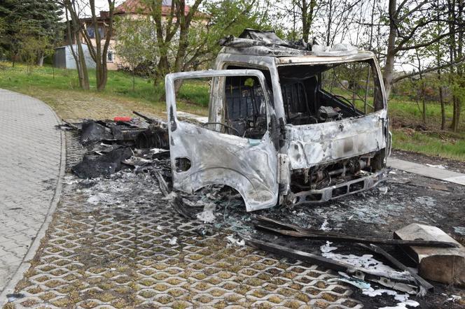 Pożar dwóch samochodów pod Wieliczką. Policja mówi wprost: to podpalenie