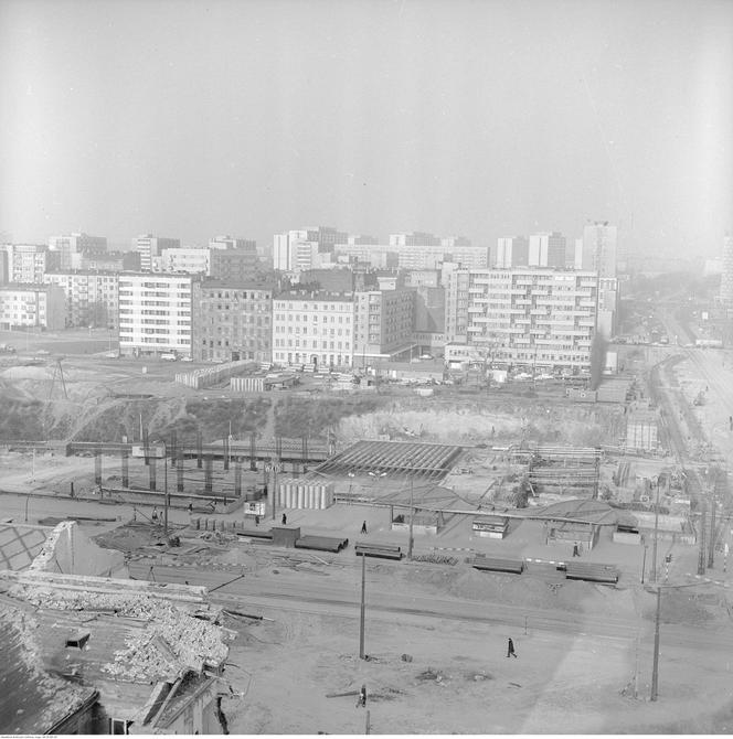 Widok na Al. Jerozolimskie w kierunku północno-zachodnim z budynku na rogu Al. Jerozolimskich i ul. Chałubińskiego. 