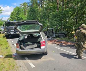 Pojazd armii USA zderzył się z osobówką koło Bolesławca. Jedna osoba w szpitalu 