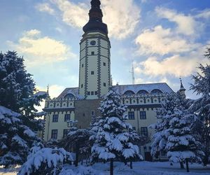 Odbudowany ratusz w Strzelinie zimą