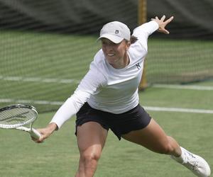 Kiedy gra Iga Świątek Wimbledon O której gra Iga Świątek - Lin Zhu O której godzinie mecz Świątek 1. runda