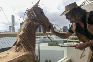 Papierowy kowboj na kwarantannie w australijskim hotelu