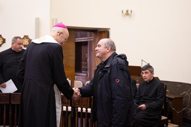 Arcybiskup Adrian Galbas wręcza dekrety proboszczom