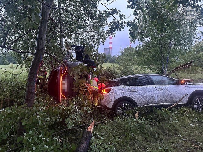 Łaziska Górne. Dachowanie na drodze krajowej. Niebezpieczny manewr kierowcy przyczyną karambolu