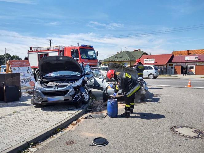 Nowy Sącz. Wypadek na ul. Tarnowskiej. Dzieci wśród poszkodowanych, trzy osoby w szpitalu [ZDJĘCIA]