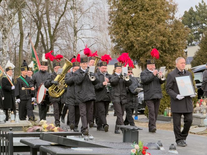 Pogrzeb górnika, który zginął w katastrofie w Kopalni Węgla Kamiennego Knurów-Szczygłowice. Osierocił dwie córki