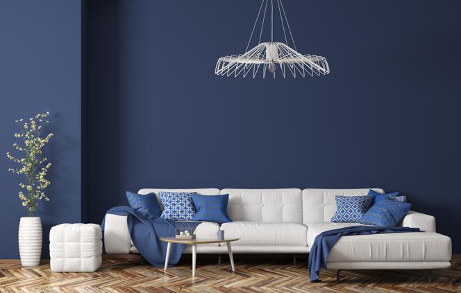 Ciemnoniebieska ściana, to również pomysł na zmianę wnętrza zgodnie z kolorystycznym trendem od Pantone