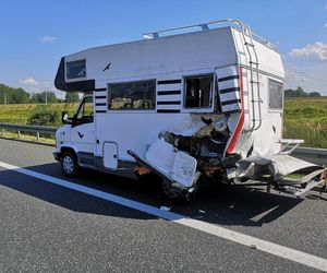 Wypadek na A4. Siedem osób poszkodowanych po zderzeniu osobówki z kamperem. Poważne utrudnienia