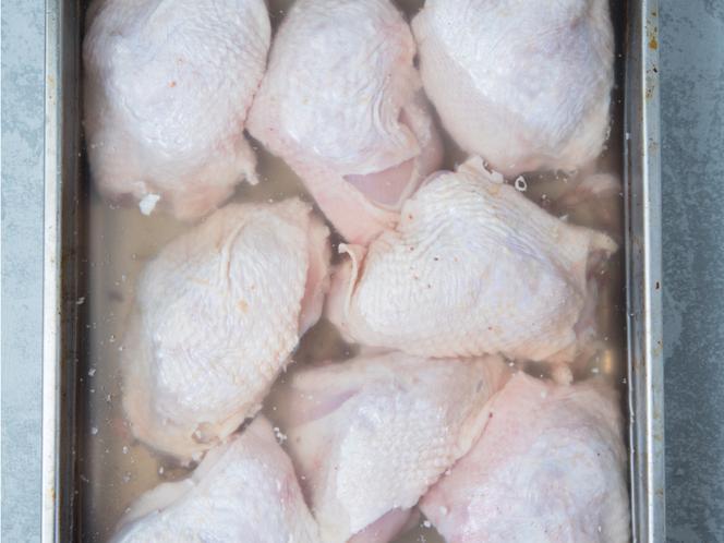Udka kurczaka marynowane w solance: najlepszy patent na mięso rozpływające się w ustach