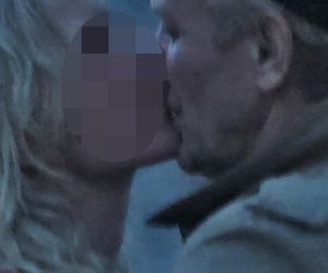 Andrzej Chyra smyra i całuje