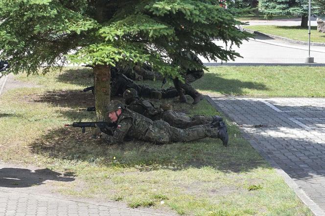 Efektowne ćwiczenia WOT w Czernikowie pod Toruniem. "Scenariusz zakładał atak przeciwnika na szkołę z kilkudziesięcioma uczniami"