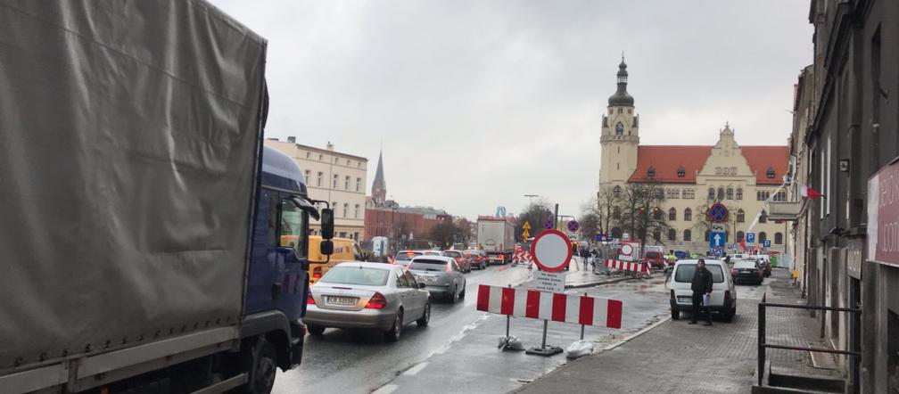 Uwaga, kierowcy! Ogromne korki na Wałach Jagiellońskich w Bydgoszczy [ZDJĘCIA]