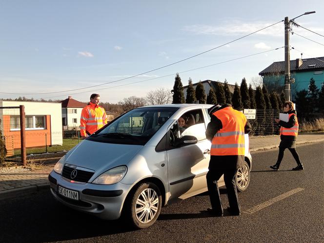 Kolejarze apelują: uważajmy na przejazdach. Rozdali też specjalne naklejki 