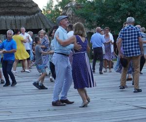 Sielanka na parkiecie w Muzeum Wsi Lubelskiej pod gołym niebem! Za nami kolejna potańcówka w rytmie miejskiego folkloru z Warszawy i Lwowa