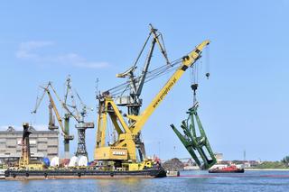 Operacja wydobycia dźwigu stoczniowego