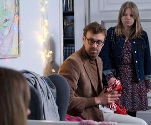 M jak miłość odc. 1882. Darek Hoffman (Mateusz Rusin), Sara (Nadia Smyczek), Lenka (Olga Cybińska)