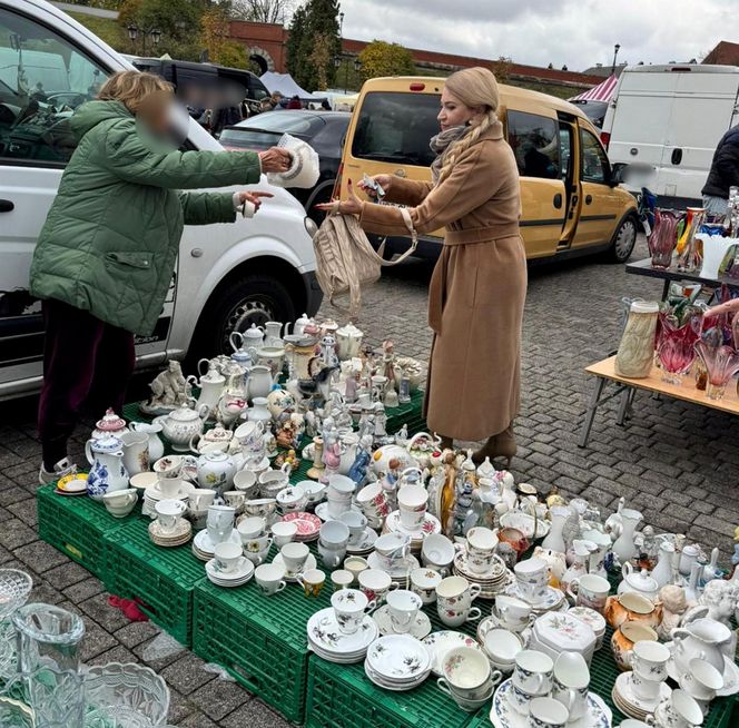 Wcisło buszuje na pchlim targu.