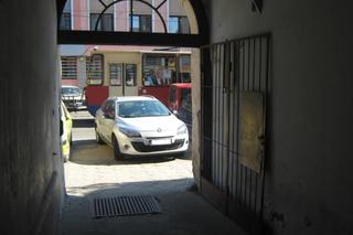 Bydgoszczanie nagminnie dzwonią i skarżą się, że nie mogą ruszyć spod domu. Strażnicy miejscy mówią, że to „radosne parkowanie”